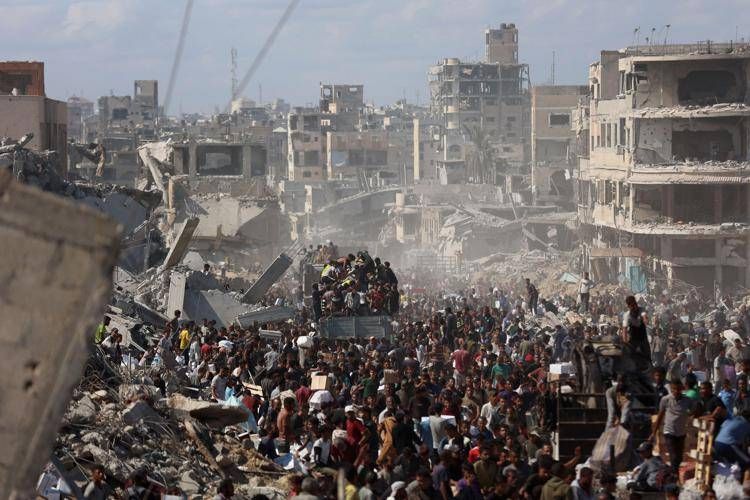 I palestinesi si radunano intorno ai camion degli aiuti umanitari entrati dal valico di Karem Abu Salem, a Khan Yunis, nella Striscia di Gaza - (Afp)