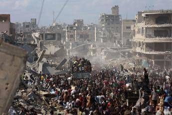 I palestinesi si radunano intorno ai camion degli aiuti umanitari entrati dal valico di Karem Abu Salem, a Khan Yunis, nella Striscia di Gaza - (Afp)