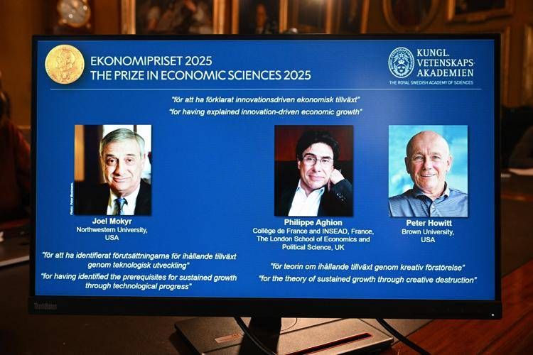 Joel Mokyr, Philippe Aghion e Peter Howitt (Afp)