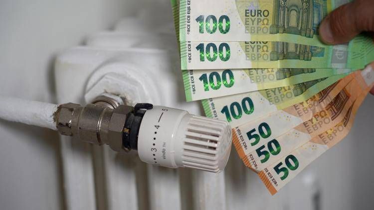 Termosifone e soldi, immagine simbolica (Ipa)