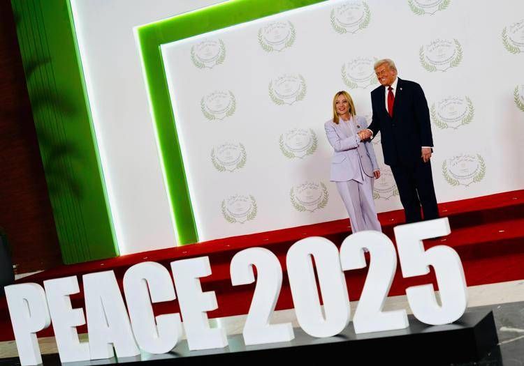 Meloni e Trump posano dietro la grande scritta a caratteri cubitali 'Peace 2025' - (Afp)