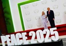 Meloni e Trump posano dietro la grande scritta a caratteri cubitali 'Peace 2025' - (Afp)