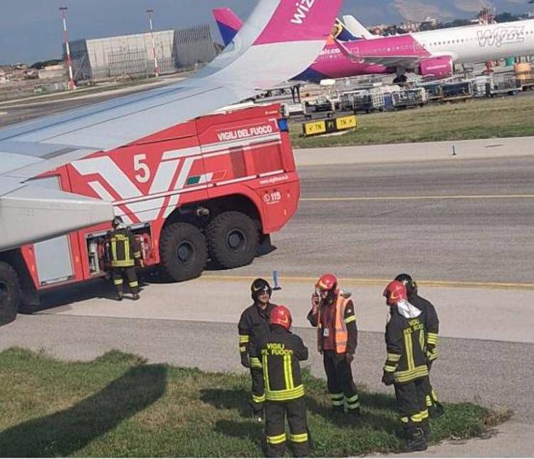 L'aereo fermo in pista a Capodichino