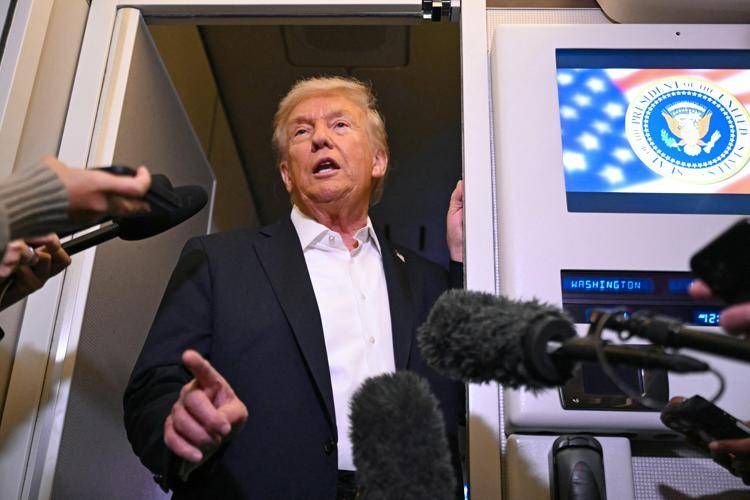Trump con i giornalisti a bordo dell'Air Force One (Afp)
