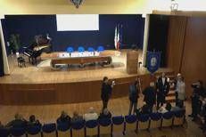 L'università della Tuscia premia Mogol, la sala canta i suoi successi - Video