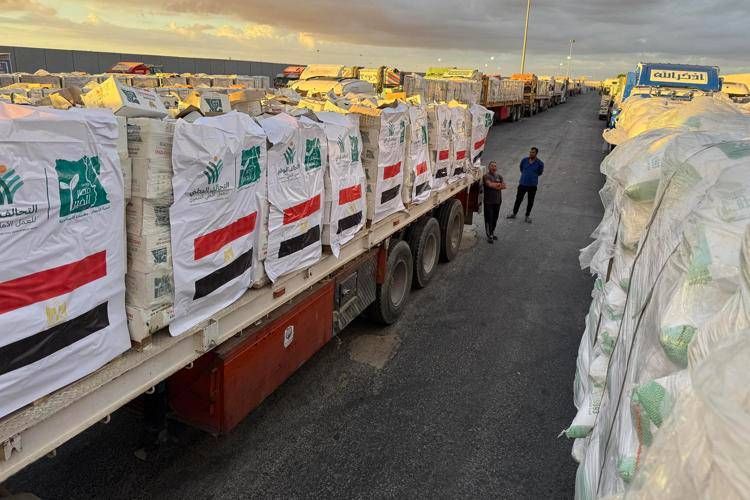 Camion di aiuti per Gaza fermi al valico di Rafah - Afp