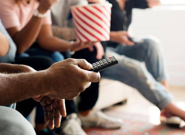 96798940_l_telecomando_tv_divano_123rf image -