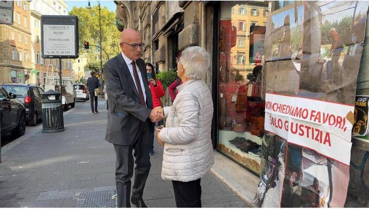 70enne sotto sfratto si 'accampa' davanti a ministero via Arenula, Sisto la incontra: 