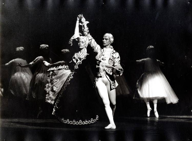 Un giovanissimo Rudolf Nureyev accanto a Ghislaine Thesmar al Costanzi protagonista di 'Marco Spada' - (Archivio del Teatro dell'Opera di Roma)