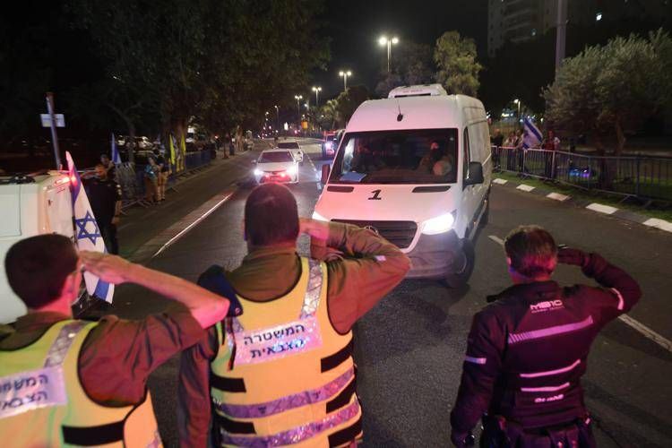Tel Aviv, l'arrivo delle salme di alcuni ostaggi rapiti da Hamas e deceduti a Gaza - Fotogramma /Ipa