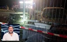 Sigfrido Ranucci e le due auto danneggiate dall'esplosione davanti alla casa di Pomezia - Fotogramma /Ipa