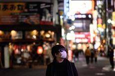 Uomo con mascherina in Giappone (Afp)