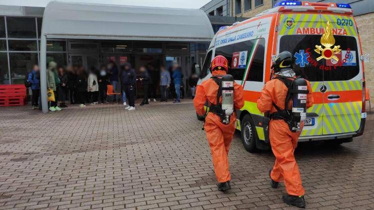 Controlli nella scuola, foto dei vigili del fuoco