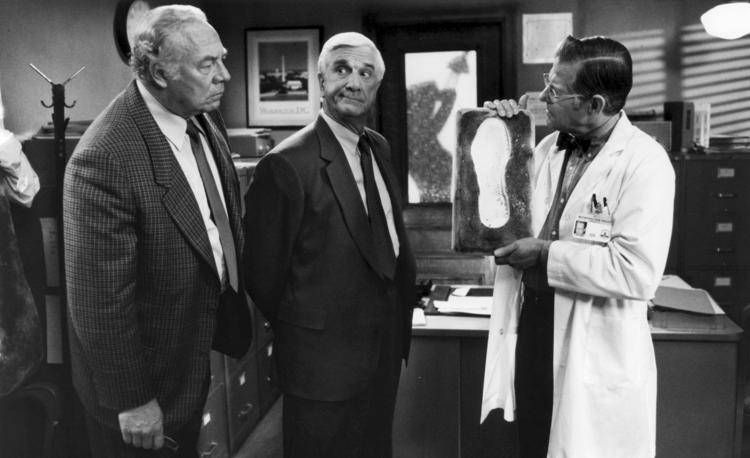 Da sinistra George Kennedy, Leslie Nielsen e Ed Williams in 'Una pallottola spuntata' - (Ipa)