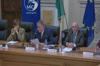 Alba capitale arte contemporanea 2027, Giuli l'annuncia cantando Vasco - Video