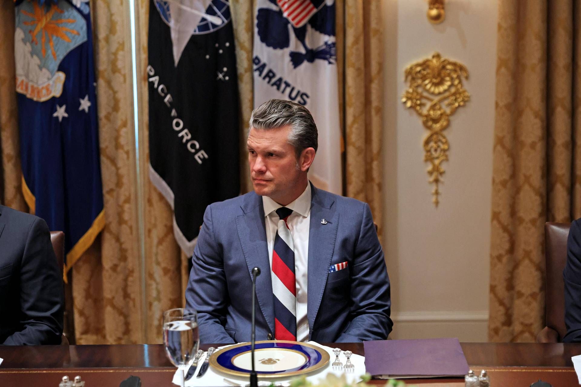 Zelensky da Trump, la cravatta 'sospetta' di Hegseth fa discutere