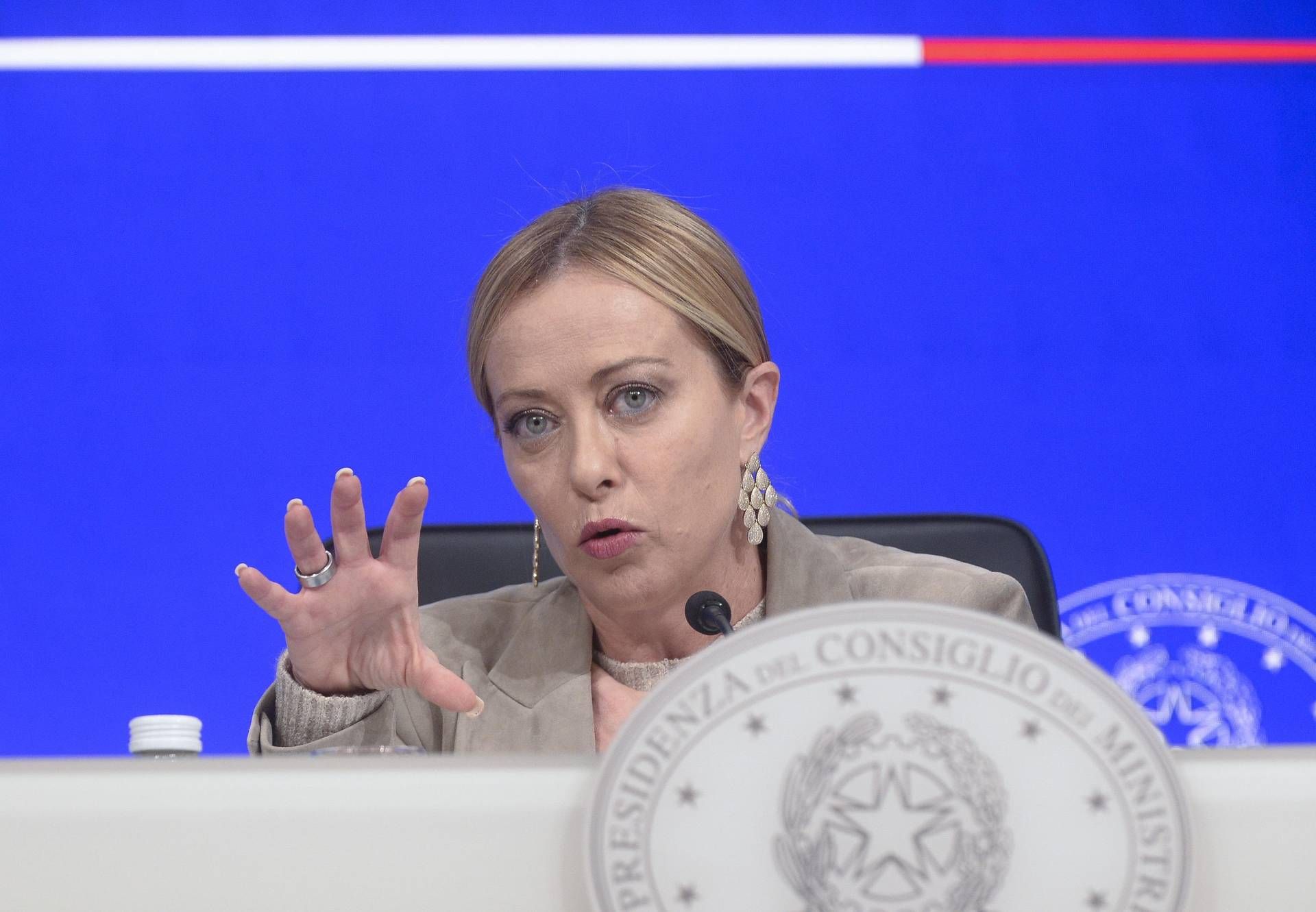 Sondaggio politico: Fratelli d'Italia stabile al comando, su Forza Italia