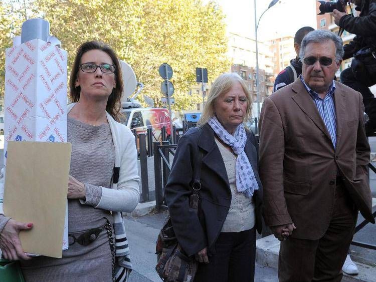 Ilaria Cucchi con i genitori, la mamma Rita e il papà Giovanni (Ipa)