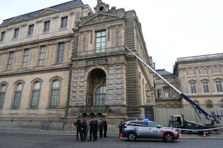 Polizia al Louvre (Afp)