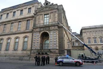 Polizia al Louvre (Afp)