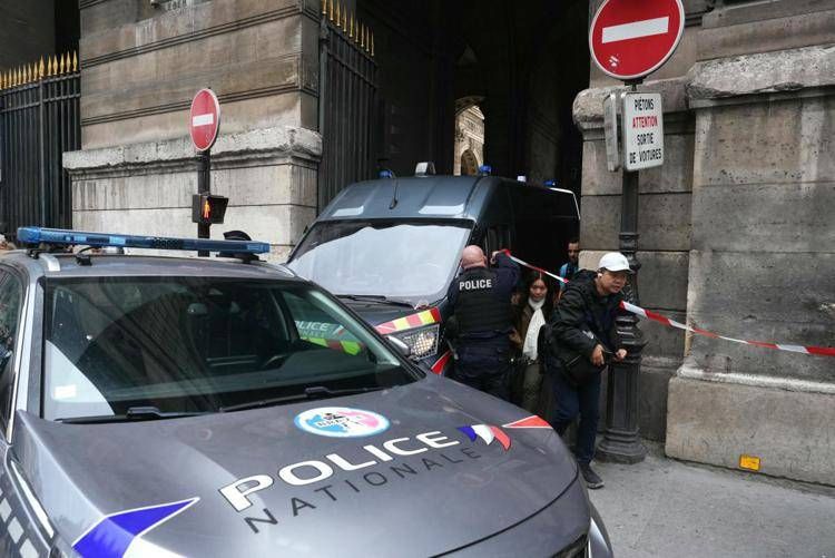 afp_20251019_79ax22g_v1_midres_francemuseumrobbery image La polizia al Louvre