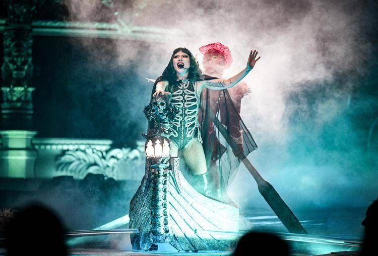 Lady Gaga sul palco del suo Mayhem Ball