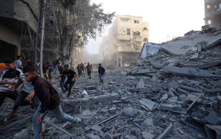 Palestinesi in fuga dai nuovi raid a Gaza - Afp