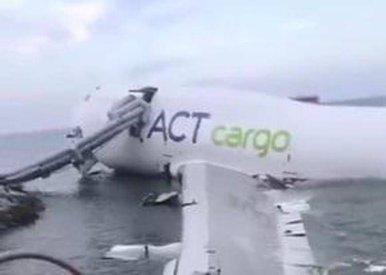 L'aereo cargo precipitato a Hong Kong