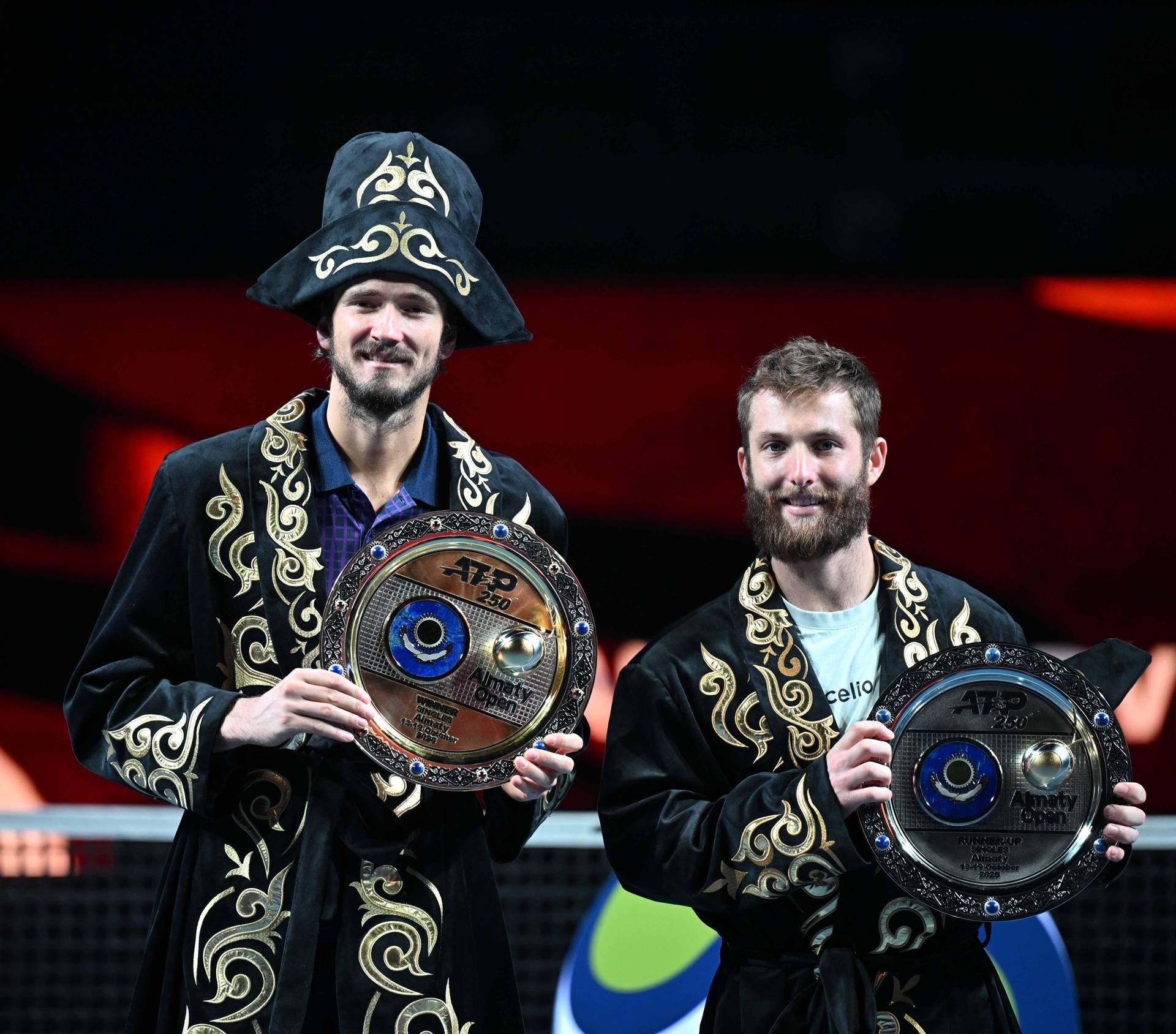 Medvedev, trionfo ad Almaty e primo successo dal 2023: lo 'strano' abito per la premiazione