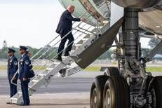 Donald Trump sale sull'Air Force One - (Afp)
