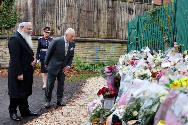 Attacco sinagoga Manchester, re Carlo visita luogo attentato