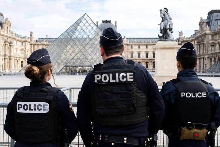 Polizia di fronte al Louvre - Ipa