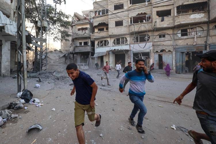 Persone in fuga  a Gaza - Afp