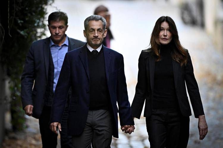 L'ex presidente francese Nicolas Sarkozy con la moglie Carla Bruni - (Afp)