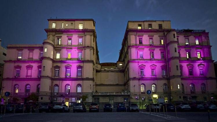 Tumori, nel mese della prevenzione femminile l'Università Vanvitelli si tinge di rosa