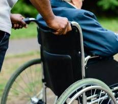 Un anziano sulla sedia a rotelle