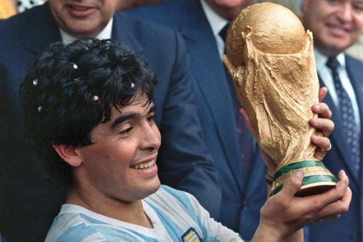 Maradona con la Coppa del Mondo 1986 - Afp