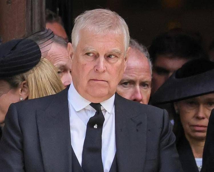 "Andrea perde il titolo di principe e lascerà il Royal Lodge", l'annuncio di Buckingham Palace