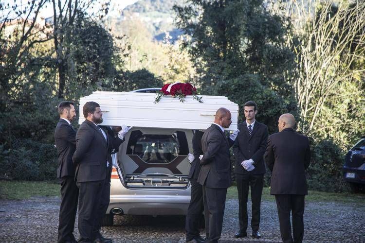 L'arrivo della bara in chiesa - Ipa