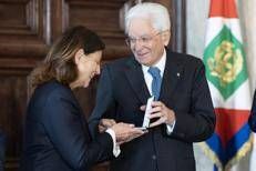 Il Presidente Sergio Mattarella consegna le insegne di Cavaliere dell’Ordine “Al Merito del Lavoro” a Maria Giovanna Paone