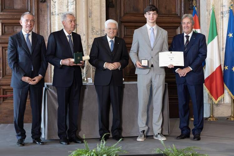 Il Presidente Sergio Mattarella consegna le insegne di Cavaliere dell’Ordine “Al Merito del Lavoro” a Valentino Campagnolo