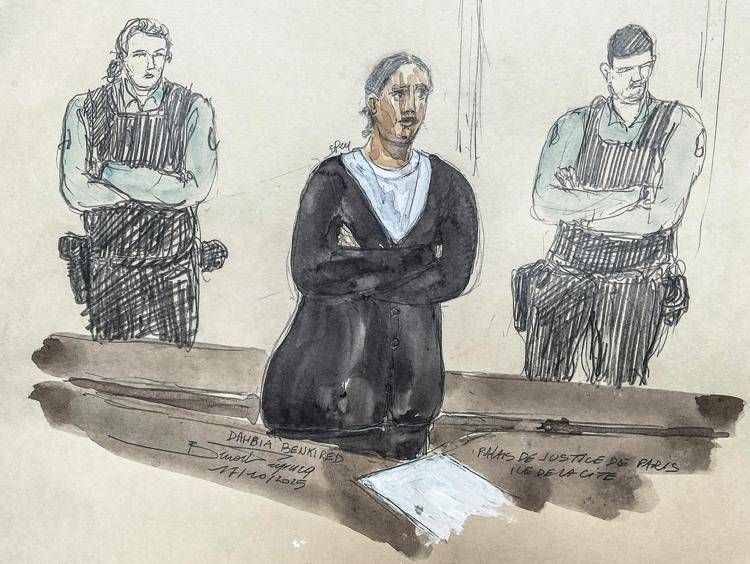 Dahbia Benkired in aula secondo un disegno diffuso dall'Afp in relazione all'udienza