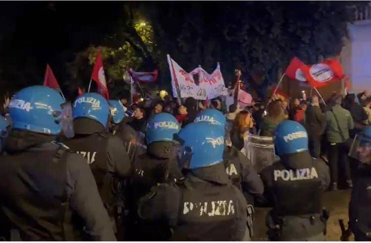 idranti sui manifestanti