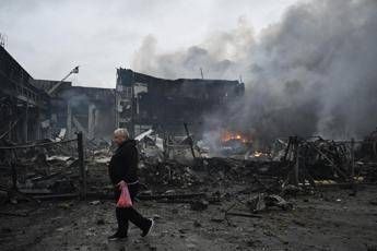 Macerie e incendio a Kiev dopo i raid russi - Afp