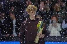 Jannik Sinner e il trofeo di Vienna - Ipa/Fotogramma