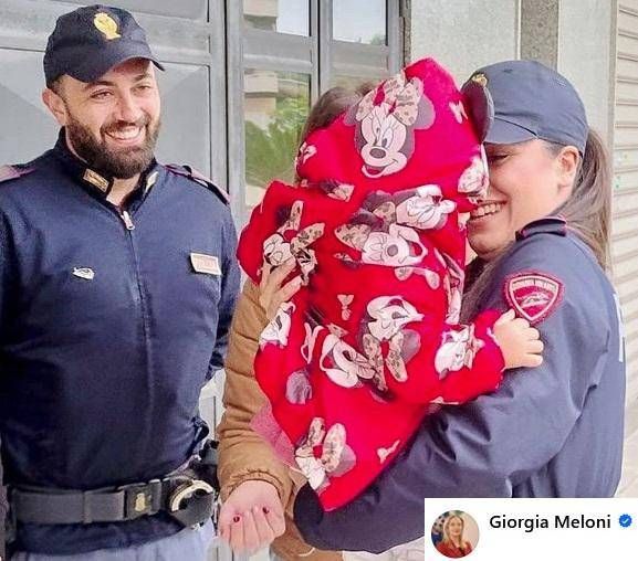 Poliziotti scortano papà che porta figlia in ospedale. Meloni: "Eroi!"