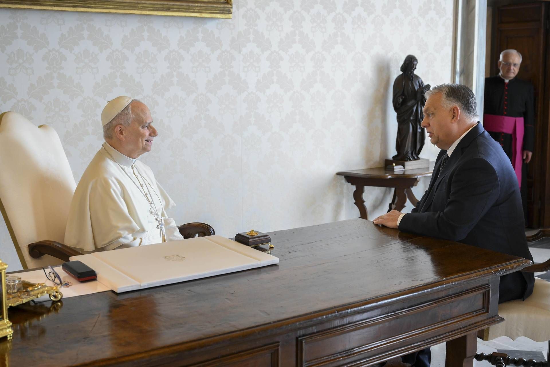 Ucraina, Orban: "Sanzioni a Russia un errore, andrò da Trump per discuterne". In Vaticano l'incontro con il Papa