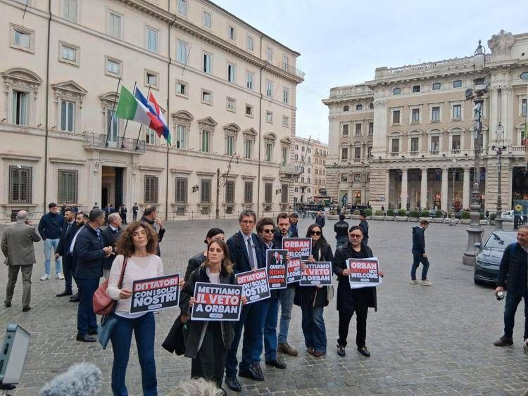 flashmob_orban image Il flash mob di +Europa davanti a Palazzo Chigi