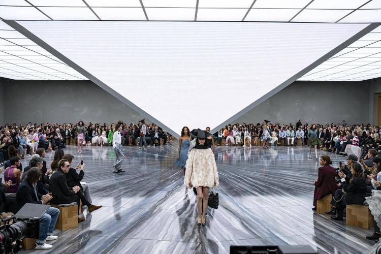 Lo show di Dior spring-summer 2026 firmato Jonathan Anderson (Ipa/Fotogramma)