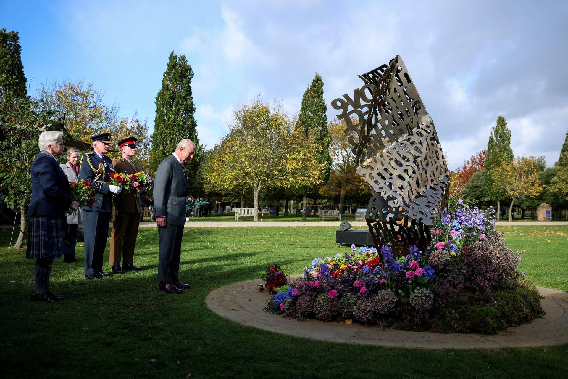 Re Carlo inaugura il monumento dedicato ai militari Lgbt+